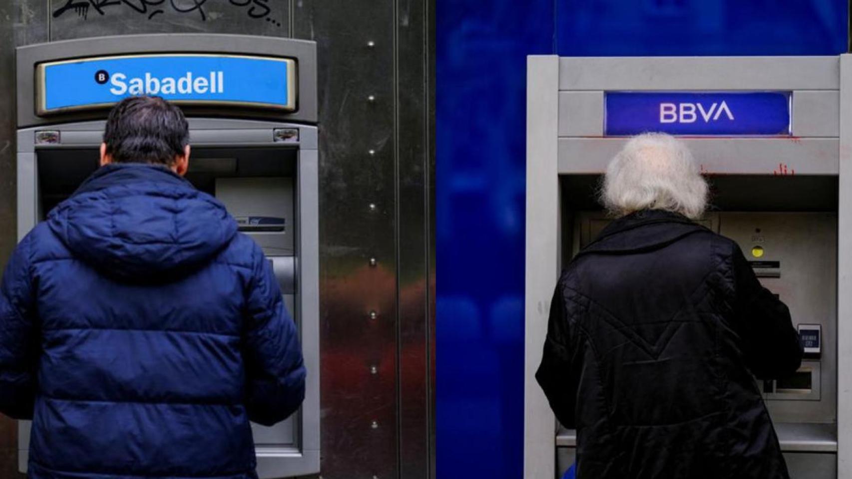 Montaje de dos fotografías de dos personas utilizando sendos cajeros de Sabadell y BBVA.