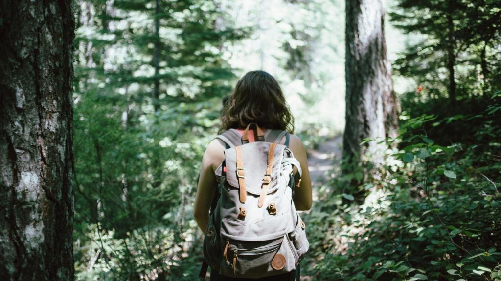 Mujer durante una caminata por el bosque.