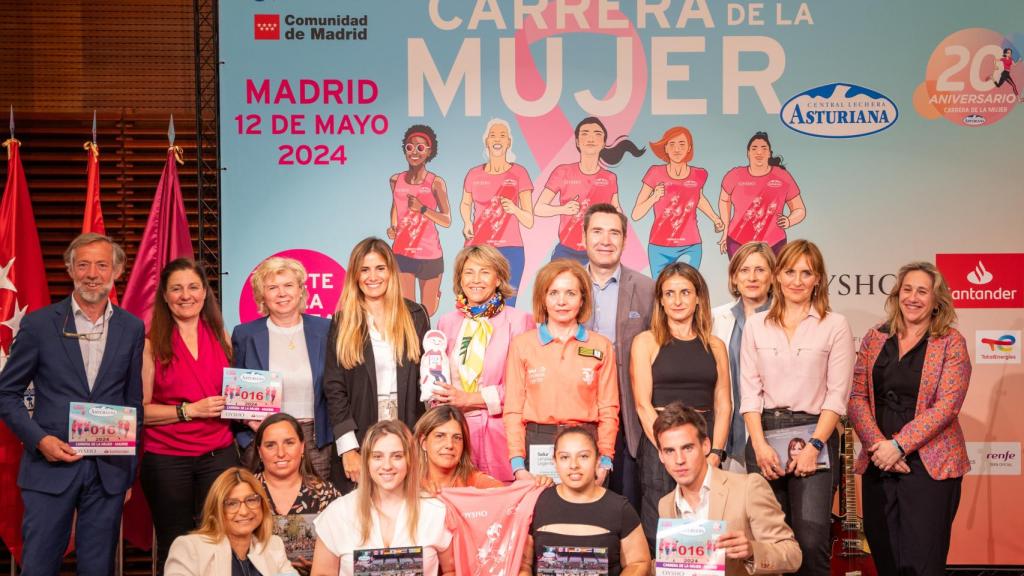 Los ponentes y patrocinadores en una foto grupal.