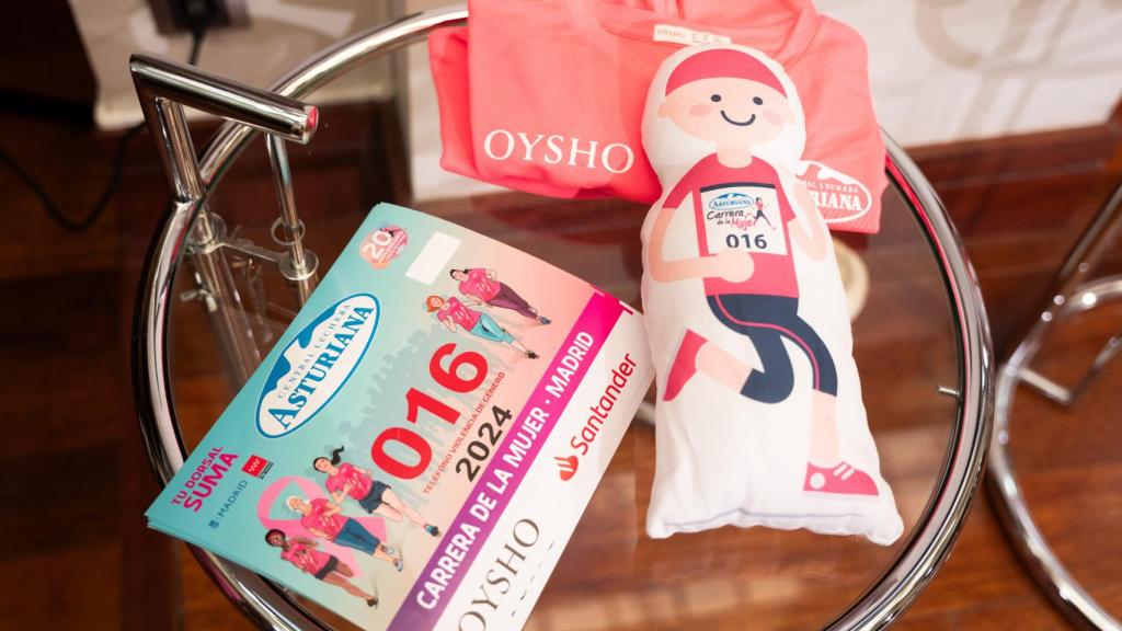 La muñeca, el dorsal y la camiseta que representarán la carrera.