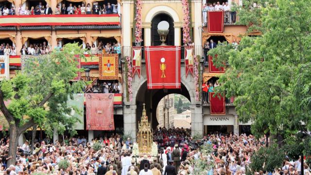 La Custodia a su paso por la plaza de Zovodover.