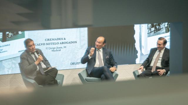 El presidente del Grupo Naturhouse, Félix Revuelta, presenta sus memorias en compañía del director y presidente ejecutivo de EL ESPAÑOL, Pedro J. Ramírez, y de Pedro Luis Gómez, director de publicaciones de Diario SUR y autor del libro.