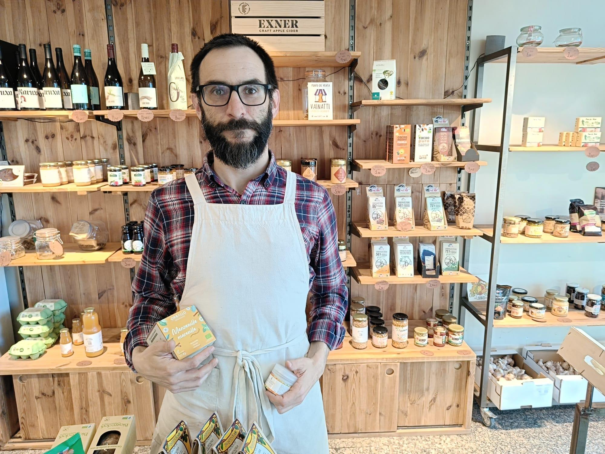 Víctor en uno de los rincones de Mercado da Terra. Foto: Quincemil