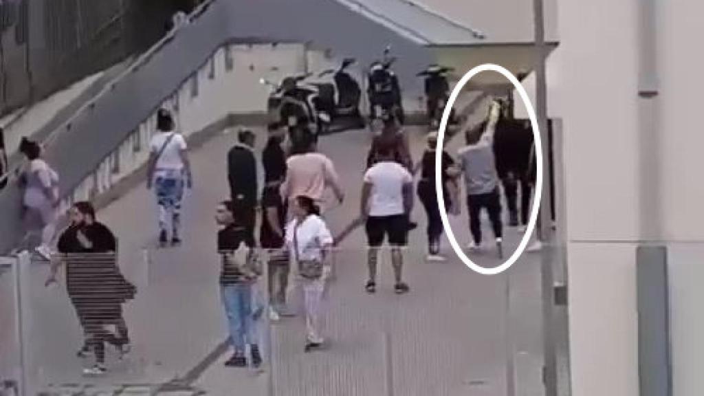 Un miembro de uno de los clanes, disparando al aire, dando inicio al primero de los tiroteos.