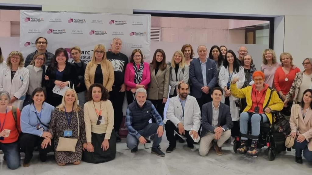 La Asociación Síndrome de la Persona Rígida reunidos con profesionales de la salud en el Hospital Parc Taulí.