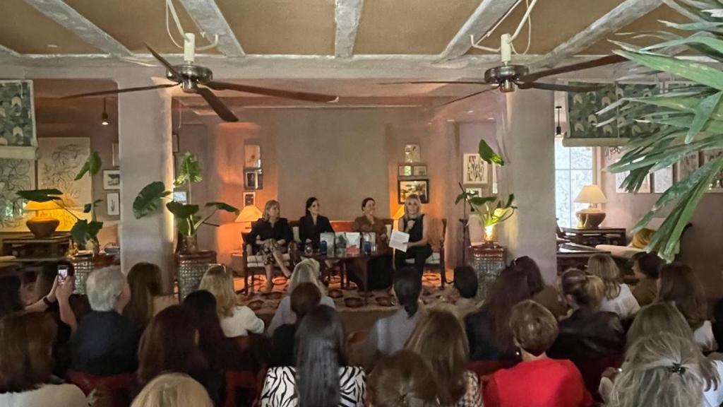 Ambiente literario en la sala de Trocadero Commodore.