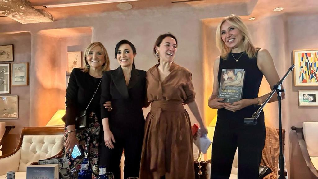 Las cuatro escritoras en la mesa redonda.