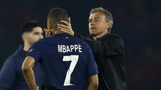 Mbappé, consolado por Luis Enrique tras la eliminación de Champions.