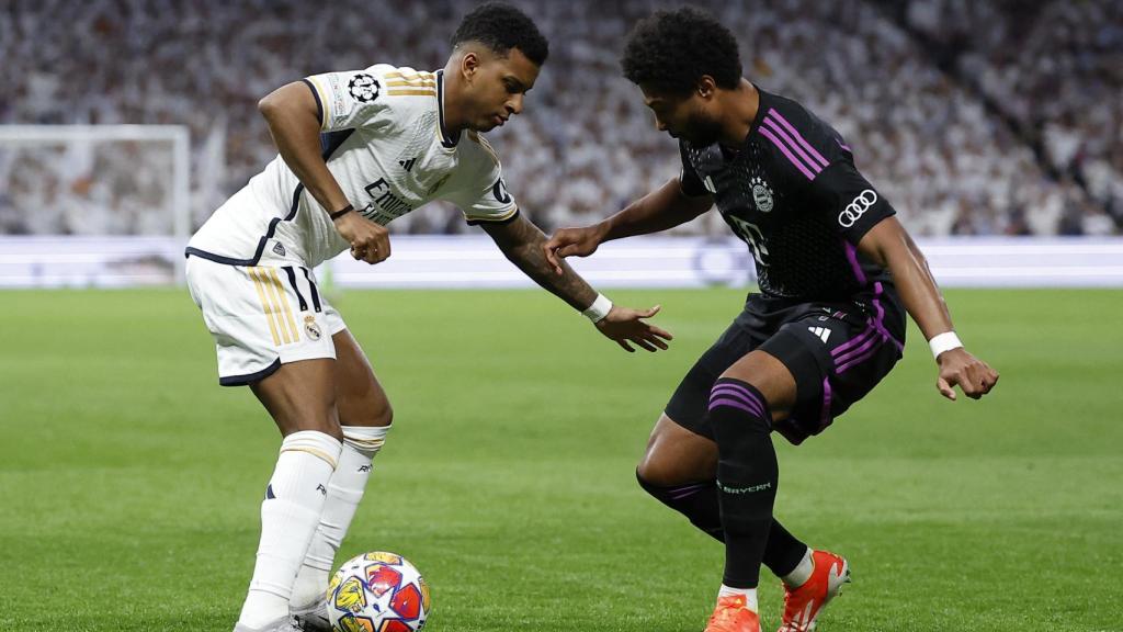 Rodrygo trata de hacer un regate.