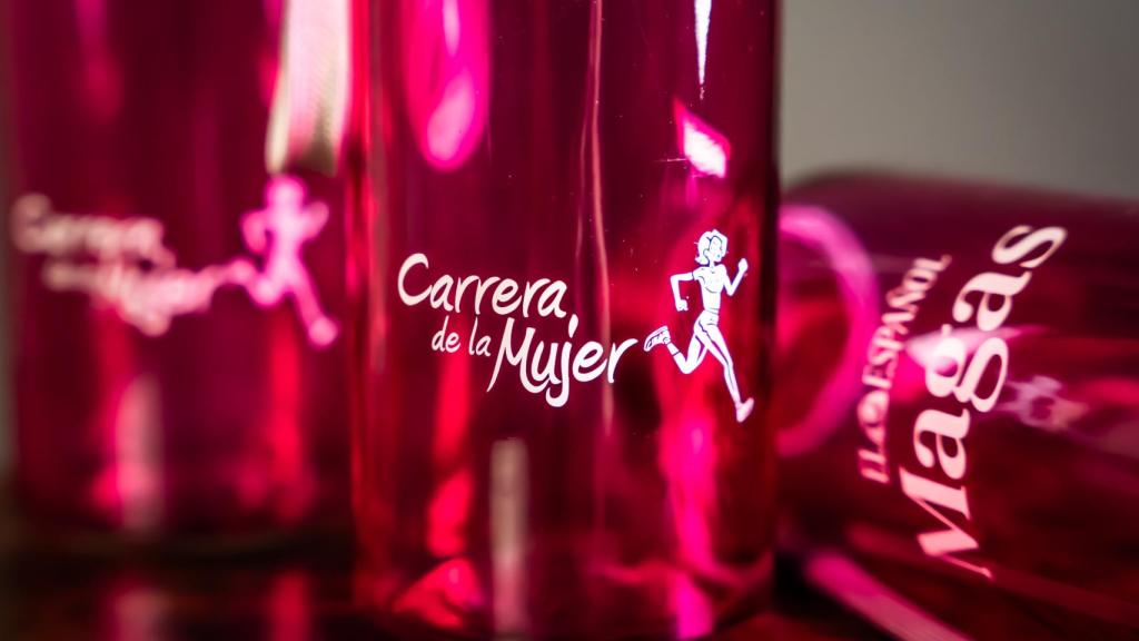 Detalle de la botella Magas para la XX Carrera de la Mujer 'Central Lechera Asturiana' en Madrid