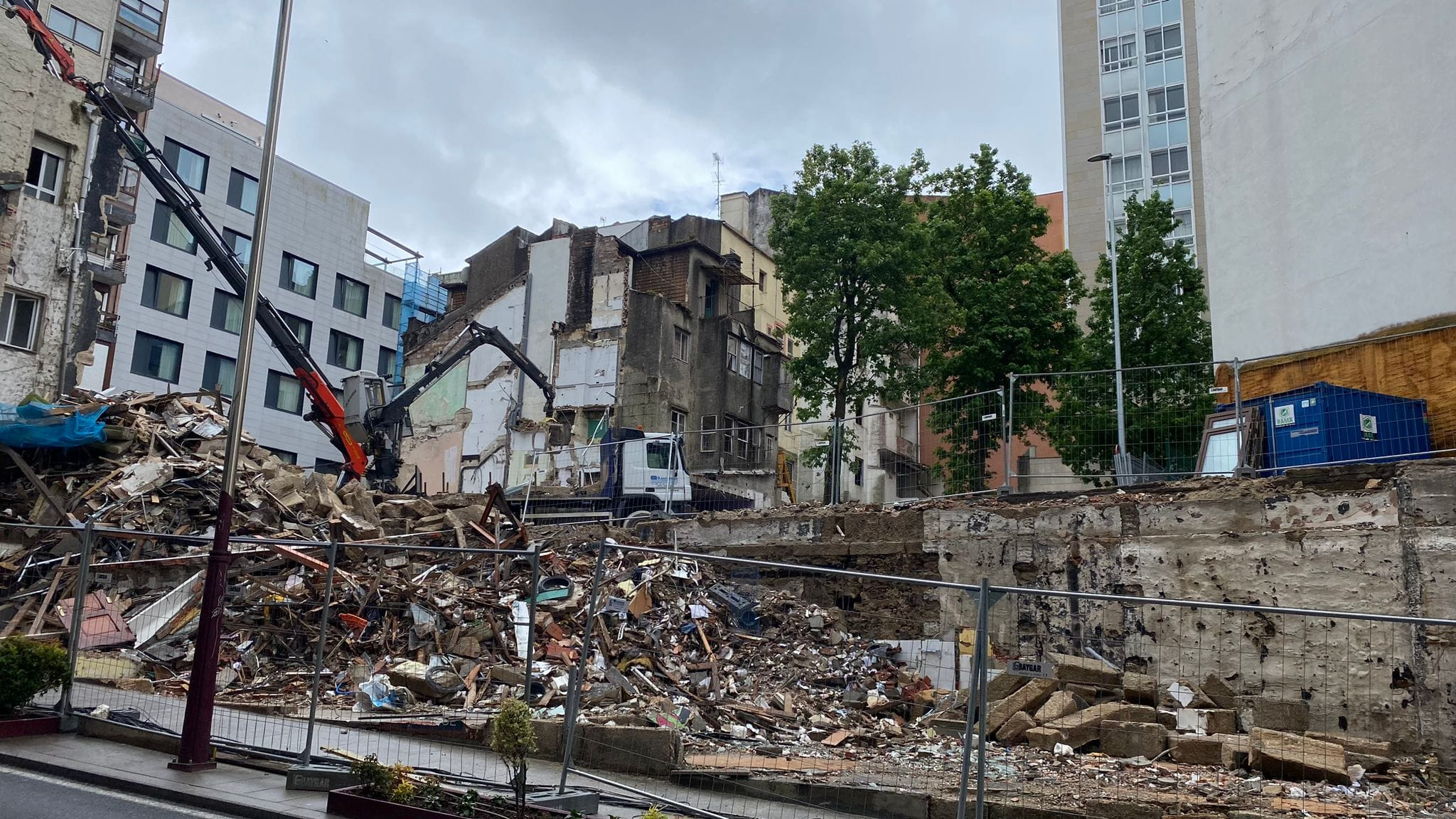 Demolición de edificios en la intersección entre las calles María Berdiales y Hernán Cortés. Foto: Treintayseis