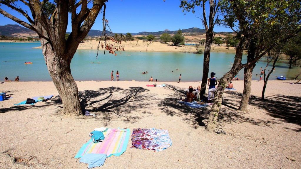 Personas en la bahía de Lerate, Alloz.