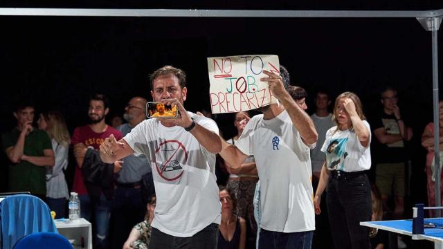 Jorge Testone y Luis Sorolla protagonizan  una escena de 'Oveja perdida'. Foto:  Denisse Van der Ploeg