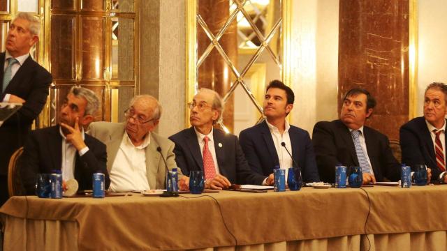 Los seis escritores y el presidente de la asociación 'EsDeToros'  en el acto de presentación