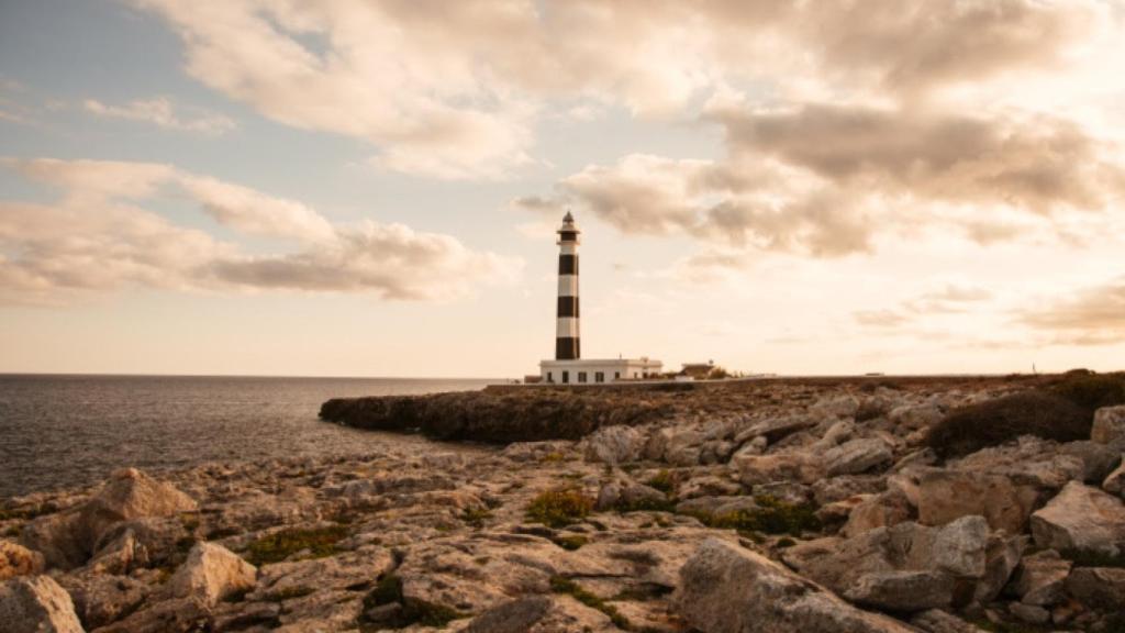 El restaurante alojado en un faro de 1895 con la mejor puesta de sol de Menorca y cocina mediterránea