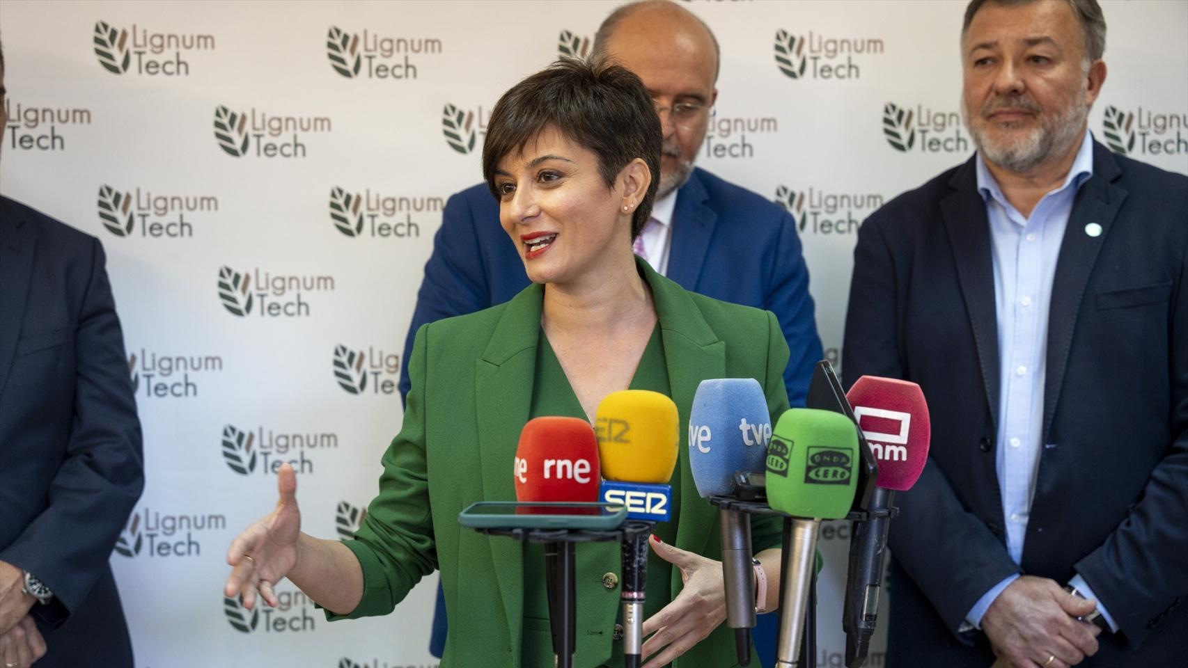 La ministra de Vivienda y Agenda Urbana, Isabel Rodríguez, atiende a medios a su llegada a la empresa Lignum Tech, en el Polígono Industrial Sepes.