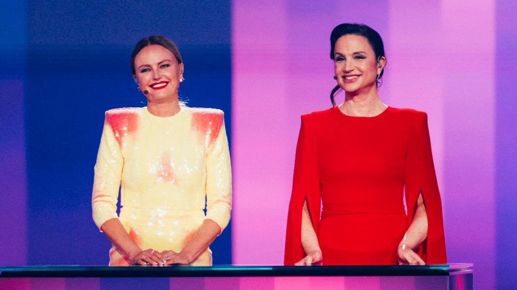 Malin Åkerman y Petra Mede sostienen un tanga ante las cámaras de la televisión sueca.