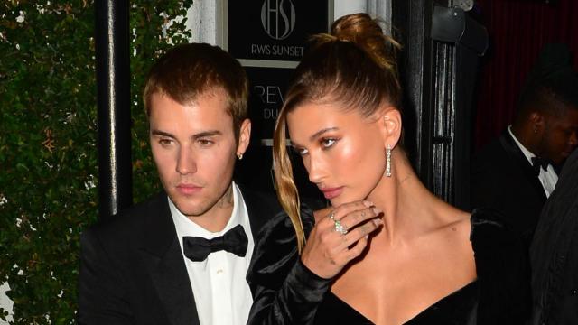 Justin Bieber y la modelo Hailey Baldwin en un acto público en julio de 2021, en Los Ángeles.