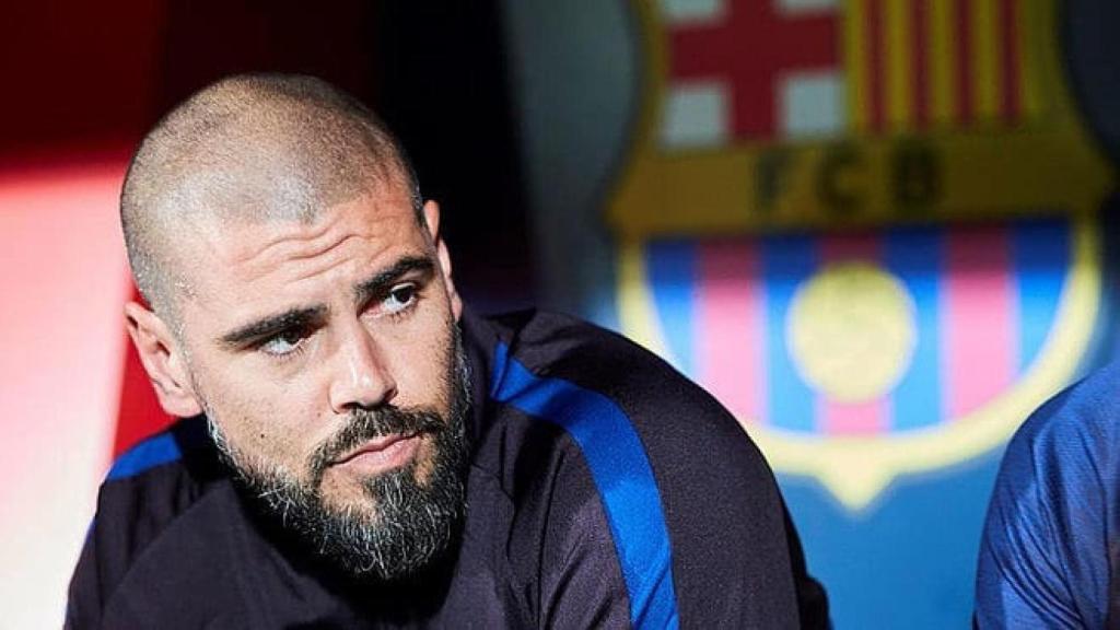 Víctor Valdés en el banquillo del FC Barcelona