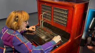 La antigua telefonista Carmen Palomar demuestra cómo funcionaba la centralita. Foto: F. D. Quijano