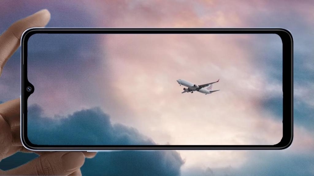 Una persona fotografiando un avión