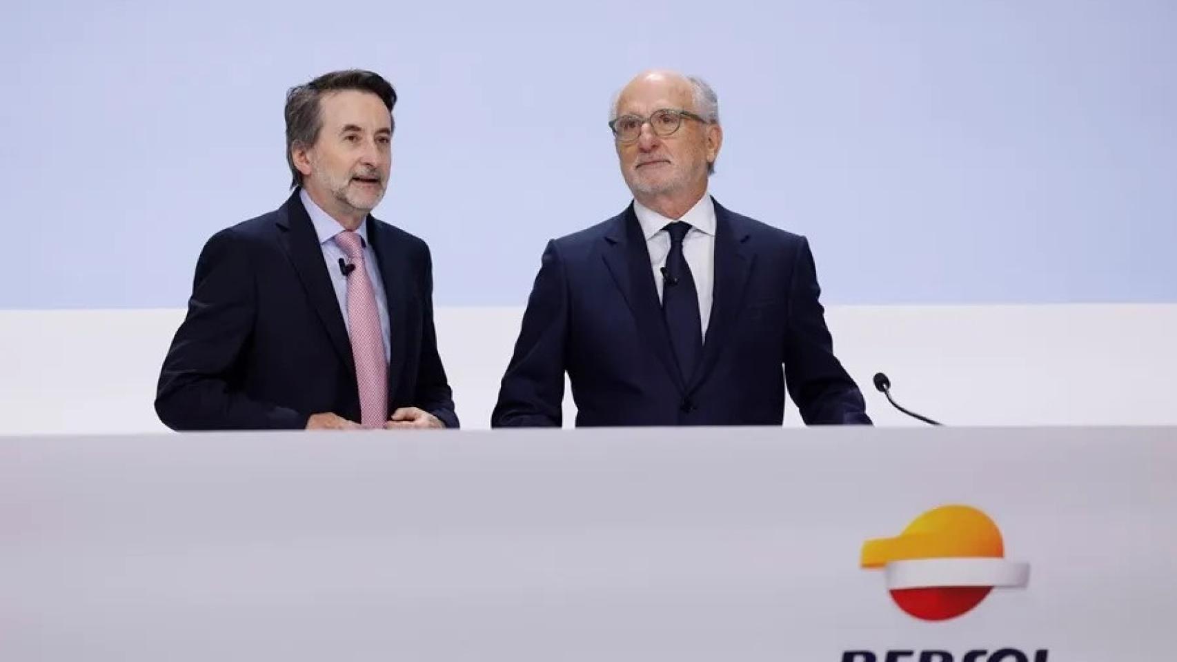 El presidente de Repsol, Antonio Brufau, y el consejero delegado de la energética, Josu Jon Imaz, durante la celebración de la Junta Ordinaria de Accionistas de 2024.