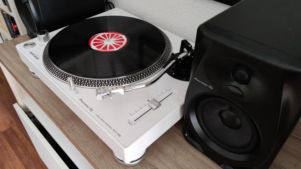 El Pioneer PLX-500 y los altavoces DM-50D-BT