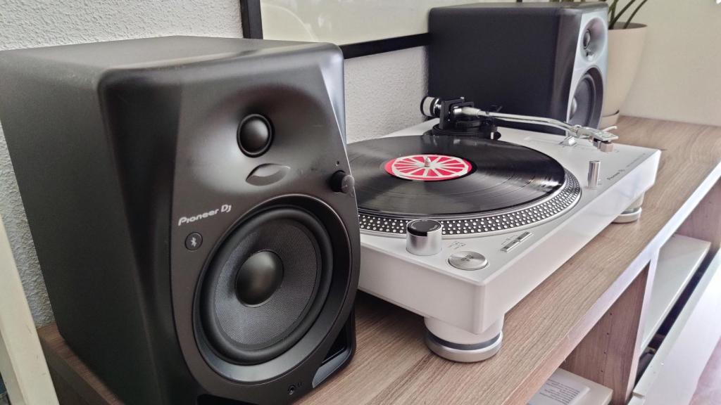 Los altavoces Pioneer DM-50D-BT