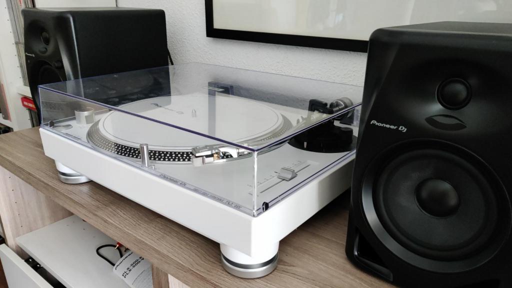 El tocadiscos Pioneer PLX-500 y los altavoces DM-50D-BT