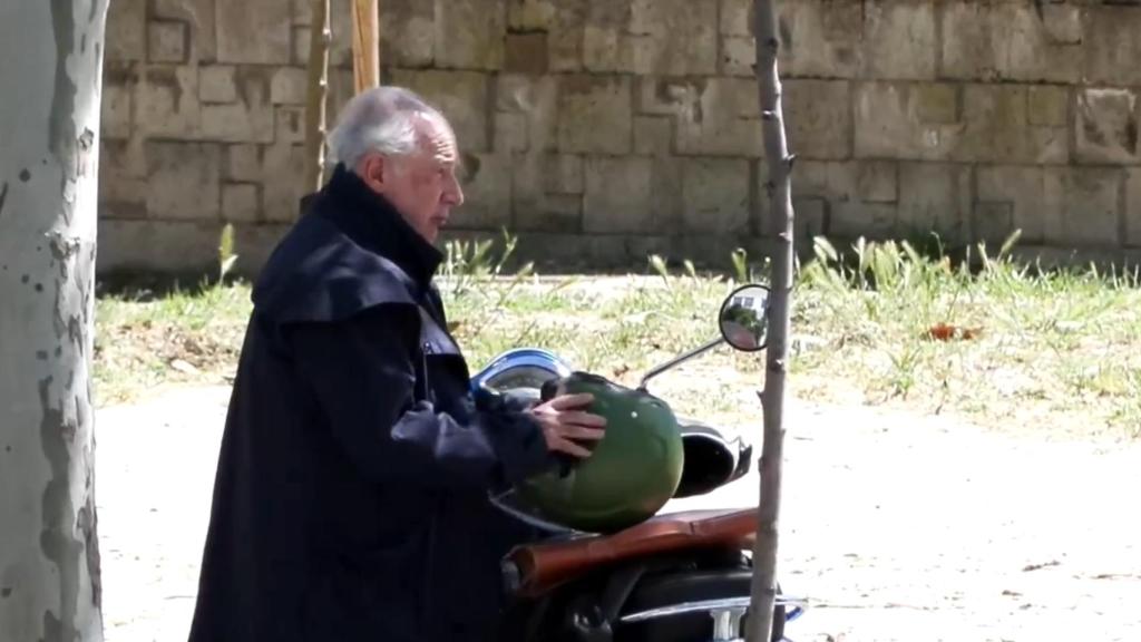 Rodrigo Rato, preparándose para subir a su 'scooter' después de declarar.