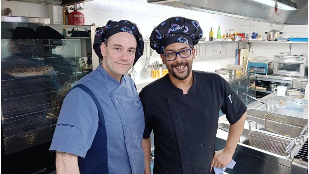 Daniel Fernández, a la izda, junto a su compañero Salvador Menéndez, con quien trabaja desde hace varios años