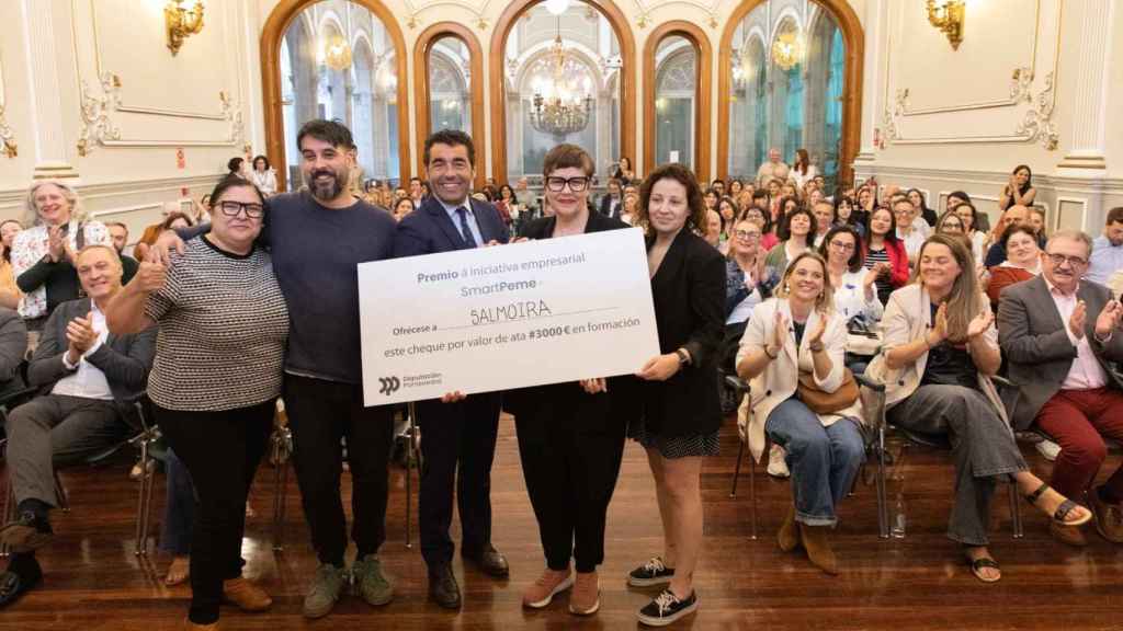 El presidente de la Diputación de Pontevedra, Luis López, hace entrega del premio al equipo de Salmoira.