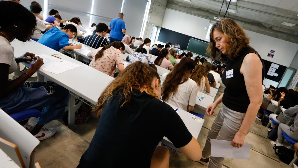 Una profesora explicando una Ebau el pasado junio de 2023.
