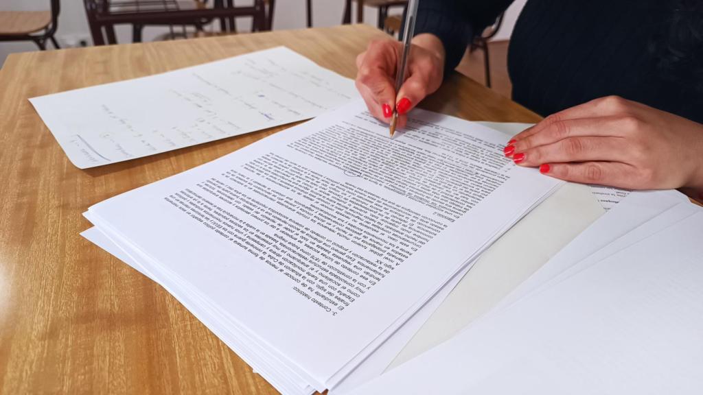 Leticia Fernández, profesora, analizando las EBAU de 2023.