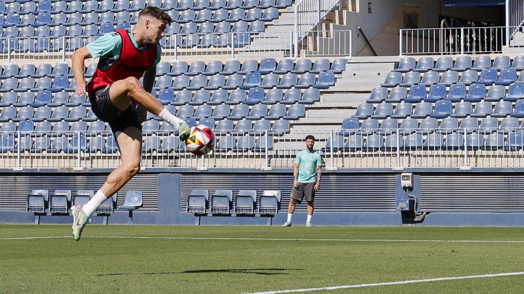 Roberto durante un entrenamiento con el Málaga CF
