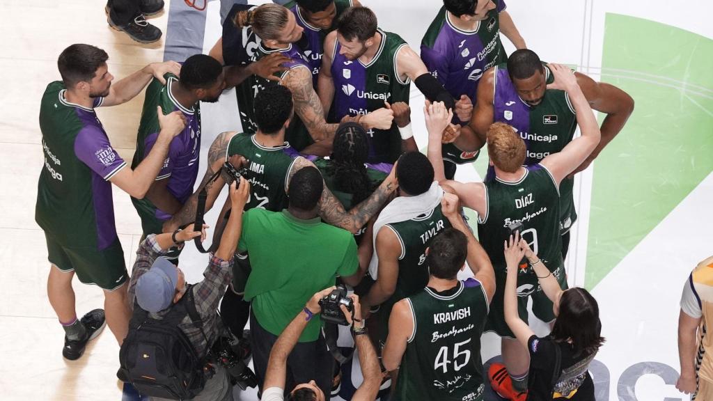 Los jugadores del Unicaja de Málaga tras la victoria en el Palau Blaugrana.