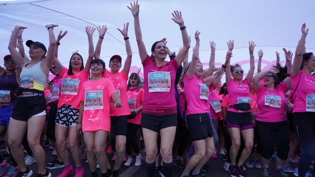 Vista del despliegue del lazo rosa gigante.
