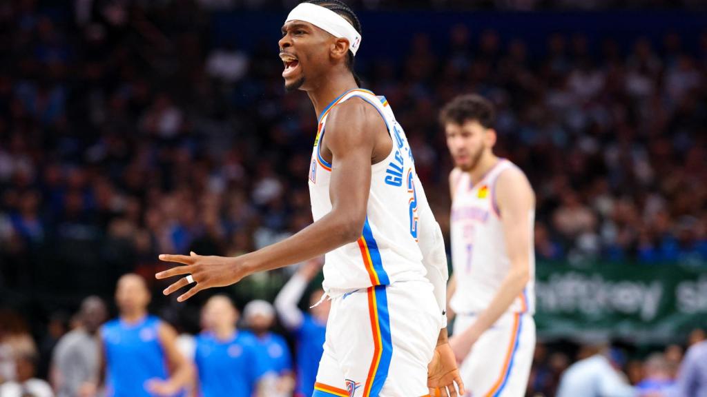 Shai Gilgeous-Alexander, en una acción frente a Dallas con Holmgren de fondo.