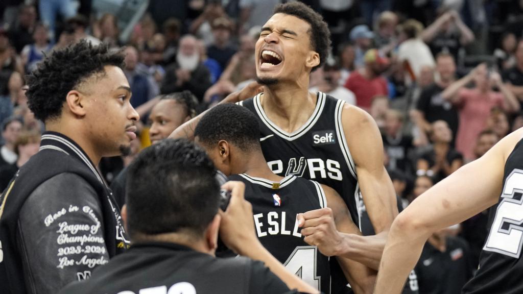 Victor Wembanyama, celebra una acción con los Spurs.