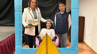 María Yuste, en el centro, junto a su madre y su hermano en la presentación del cuento