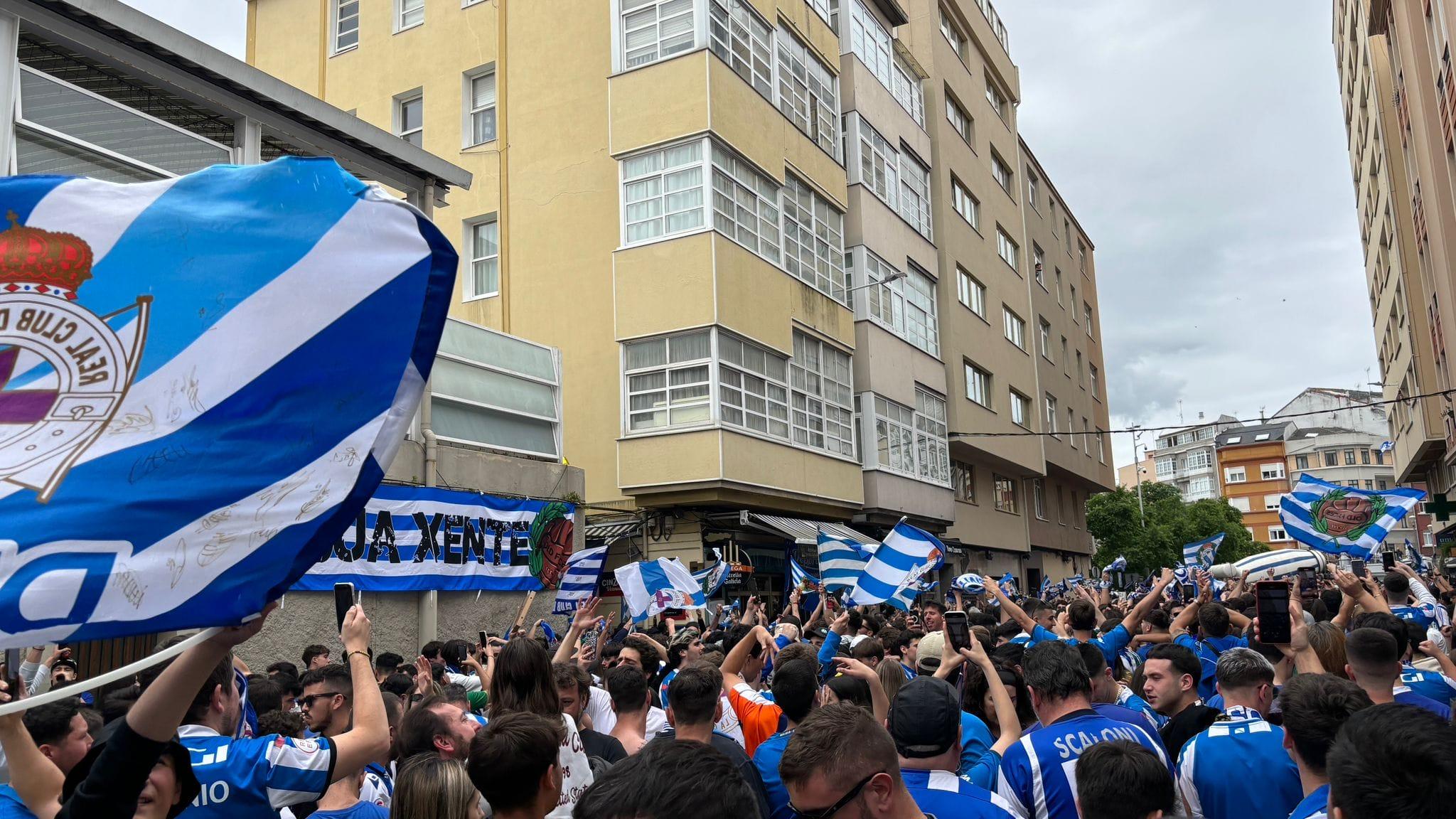 Marea blanquiazul en la calle San Juan
