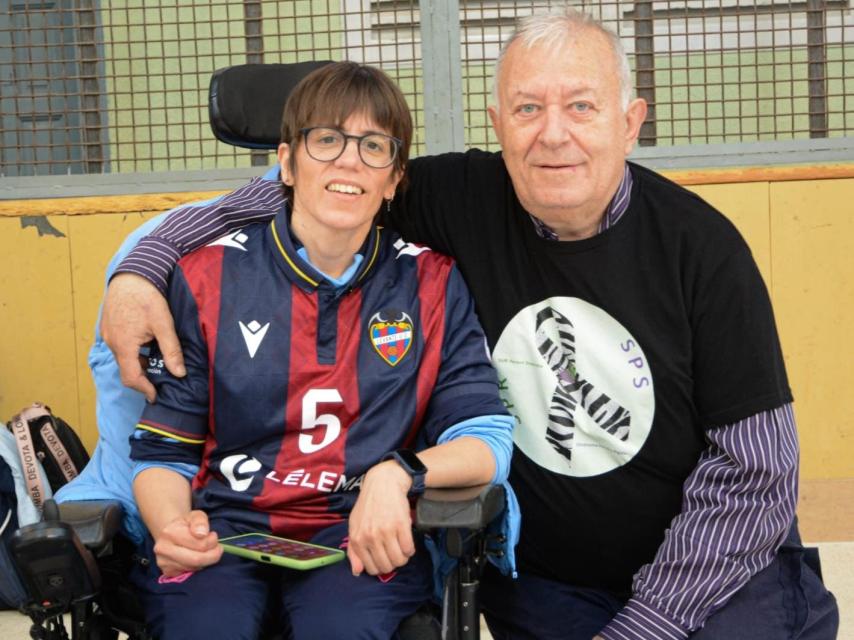 Thais junto a Pere, el secretario de la Asociación Persona Rígida, en un partido de hockey.