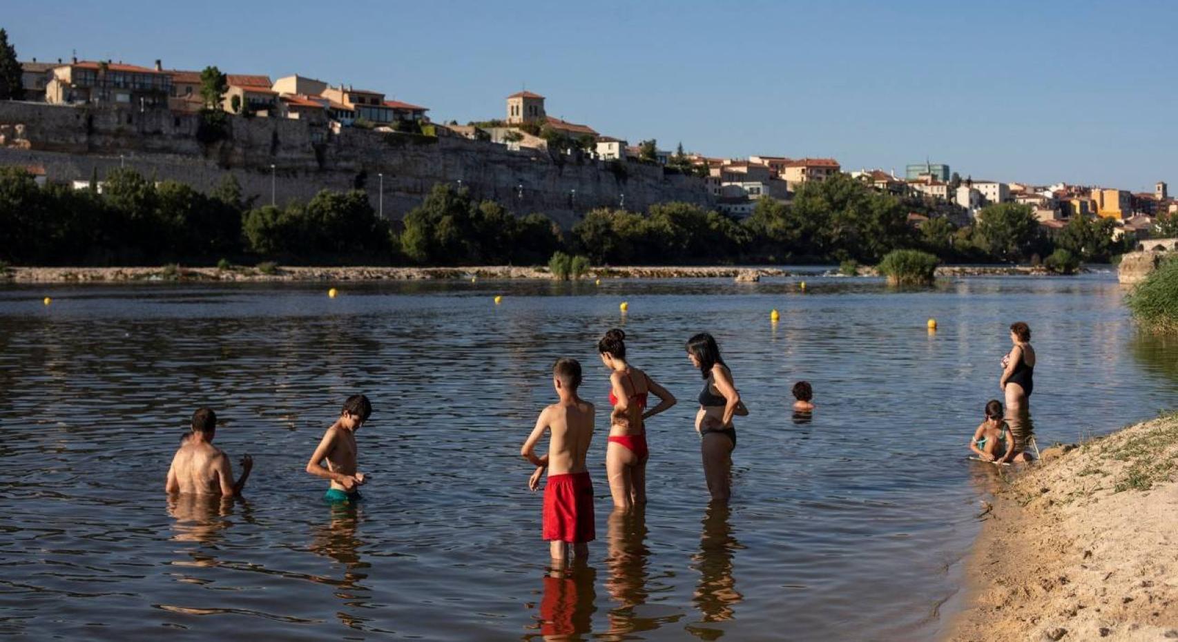 Bañistas en la playa de Los Pelambres, en Zamora capital.