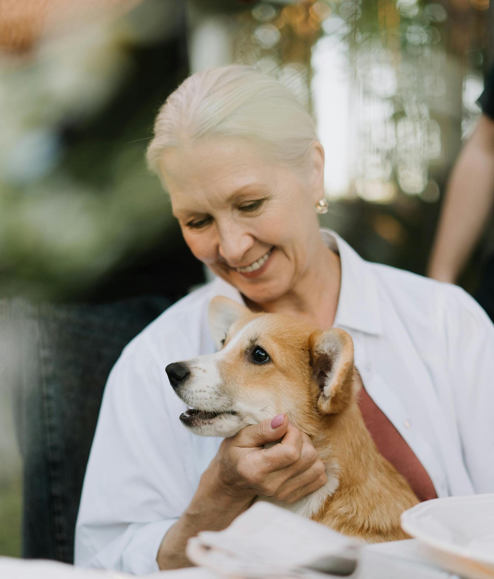 Mujer mayor con su perro