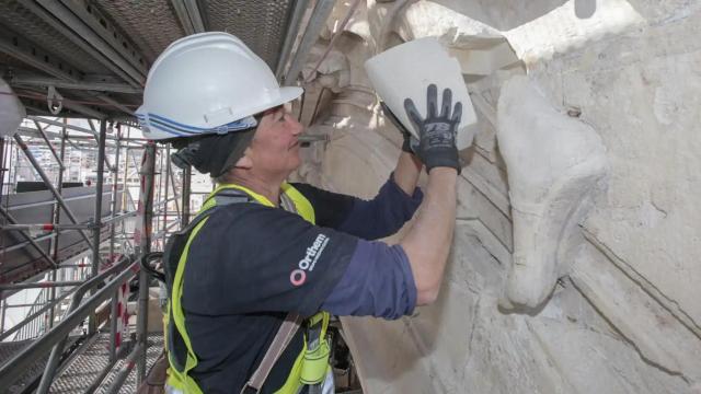 María Reyes Molina muestra una de las piezas en las que trabaja para la restauración de la Catedral de Murcia.