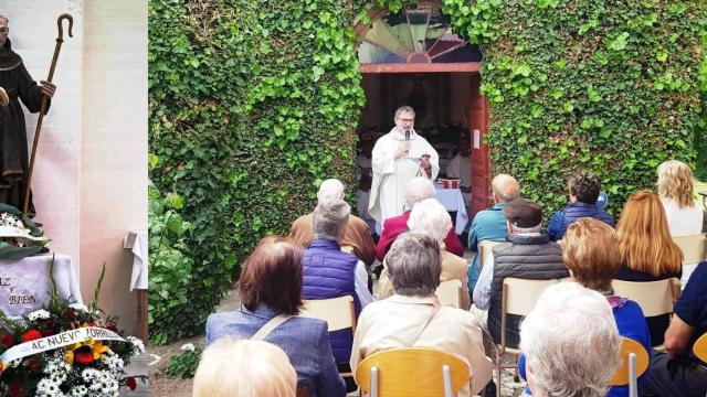 Imagen de San Pedro Regalado en la iglesia de su nombre, en Laguna de Duero, y un momento de la misa en su honor en la capilla de El Abrojo
