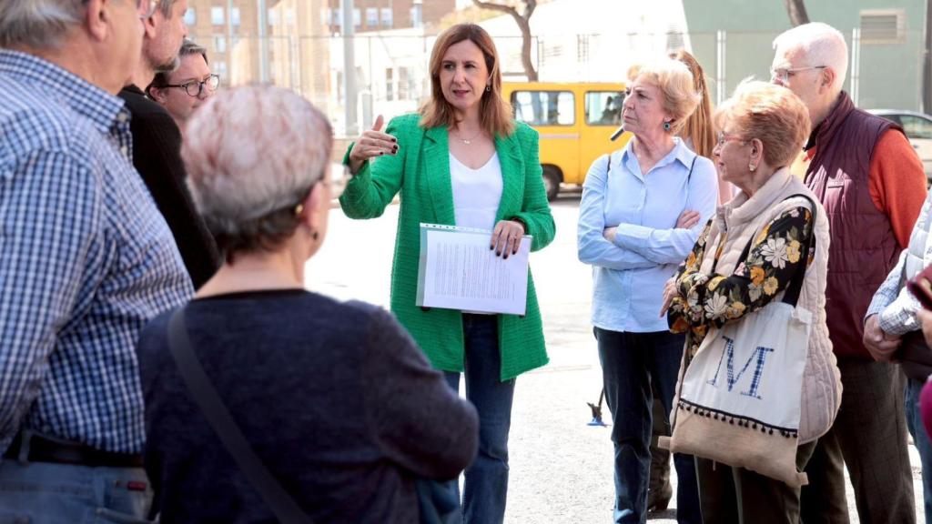 María José Catalá, junto a vecinos de Valencia. EE