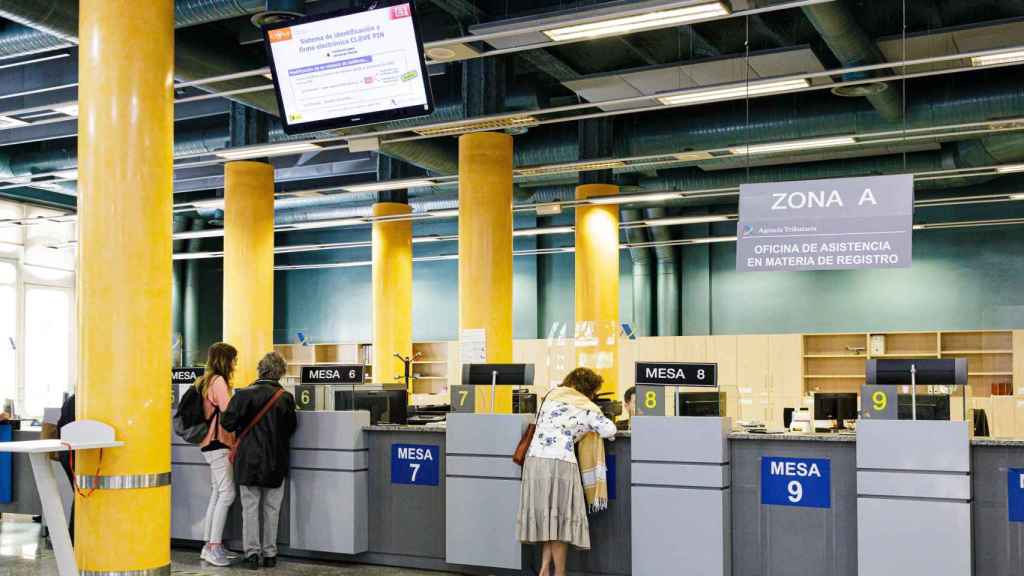 Varias personas son atendidas en la Agencia Tributaria.