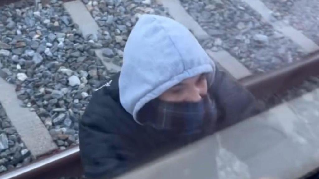 Uno de los grafiteros en el Metro de Arganda del Rey.