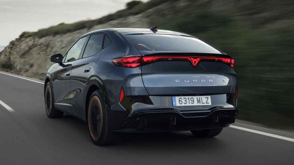 La trasera del Cupra Tavascan sobresale por el logotipo iluminado.